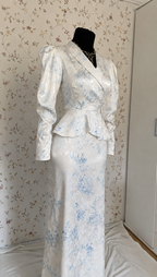 zweiteiliges Set in Weiß mit hellblauem Blumenmuster
