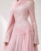 Abendkleid mit drapierter Schulterstola und plissiertem Chiffonrock