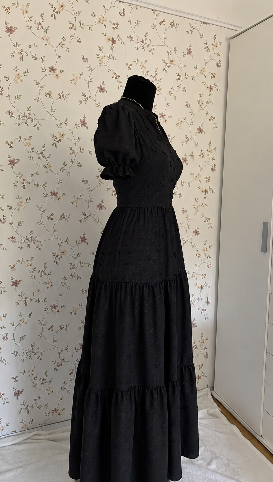 Schwarzes Maxi-Kleid mit Strukturmuster und Stufenrock