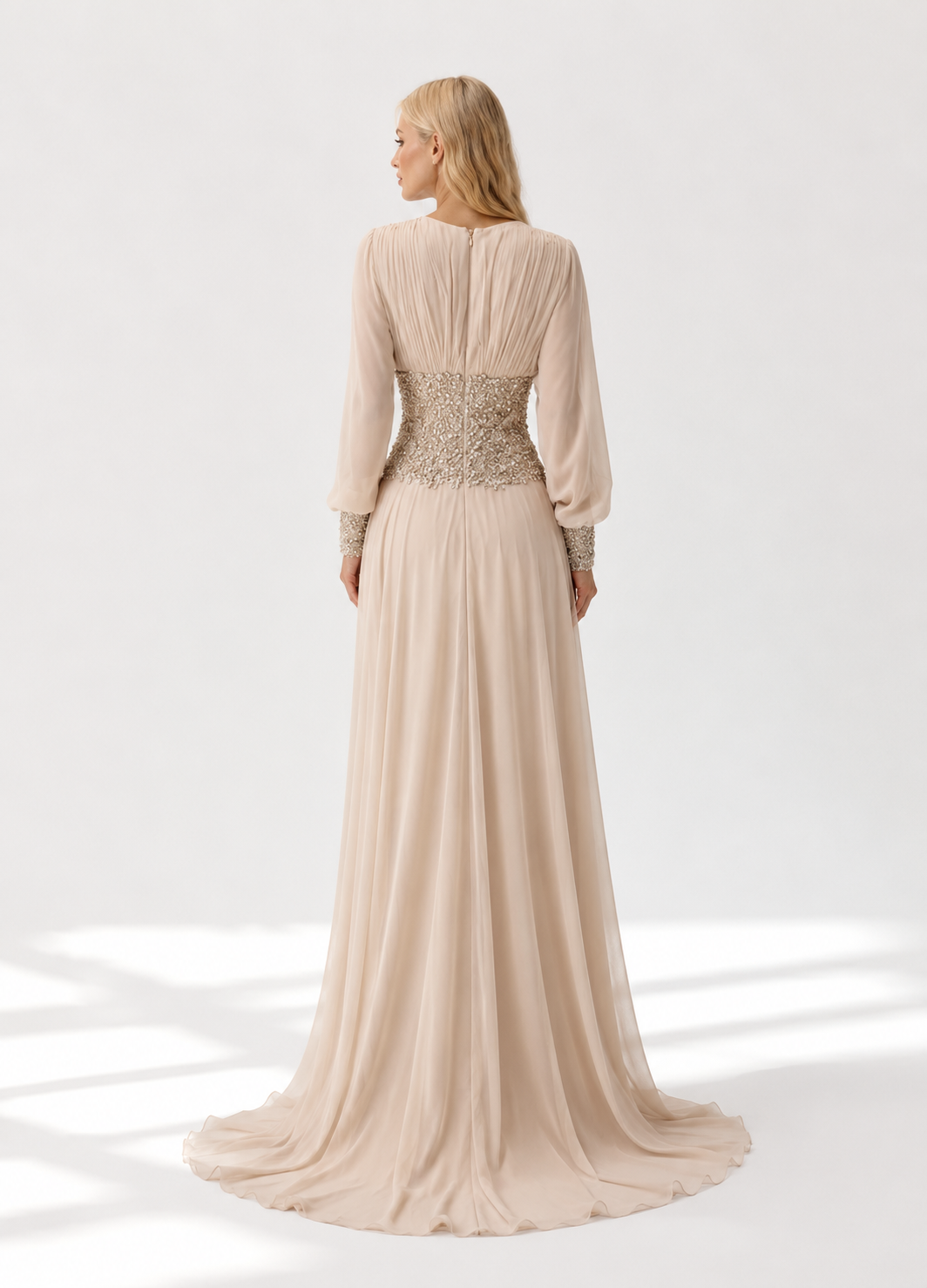 Abendkleid mit handverziertem Perlenmieder