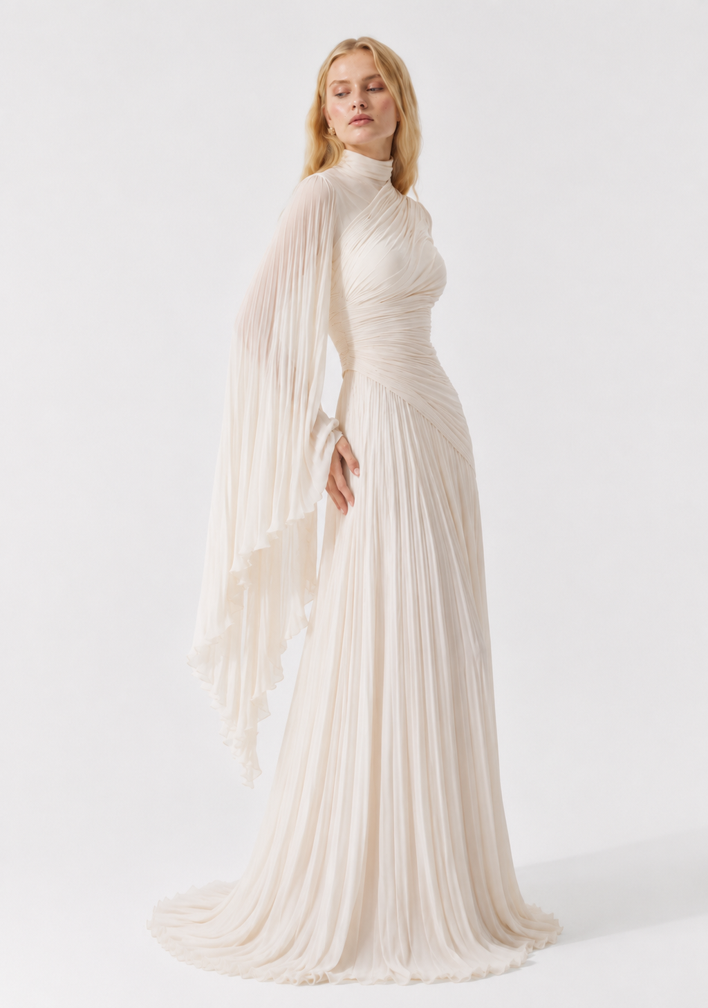 Abendkleid mit drapiertem Oberteil und fließenden Ärmel