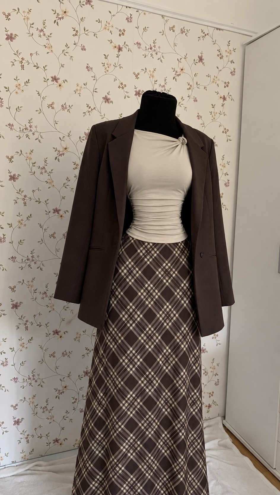 Elegantes 3-teiliges Outfit mit kariertem Maxirock & braunem Blazer