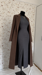 Dunkelgraues Maxikleid mit braunem Langmantel – 2-teiliges Set