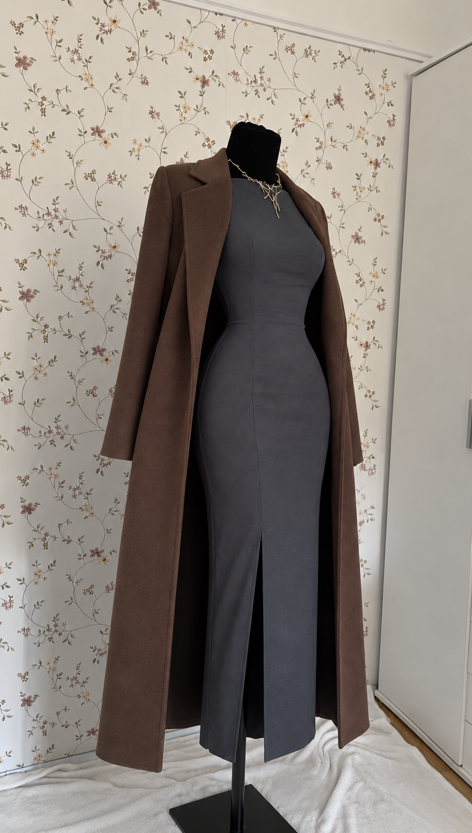 Dunkelgraues Maxikleid mit braunem Langmantel – 2-teiliges Set