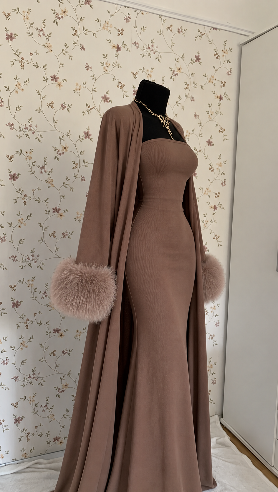 Taupefarbenes Maxikleid mit langem Cardigan und Fellbesatz