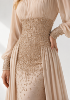 Abendkleid mit handverziertem Perlenmieder
