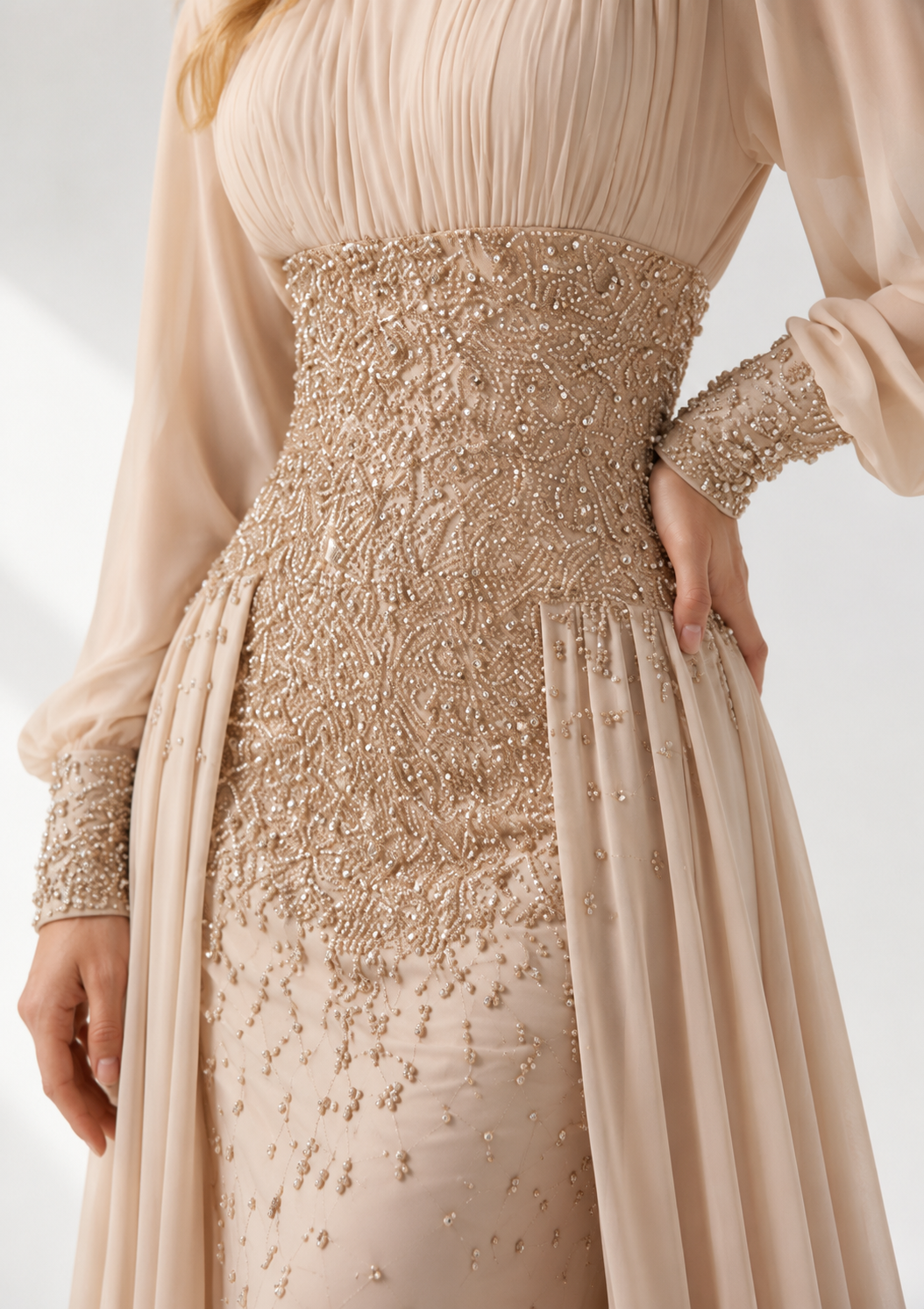 Abendkleid mit handverziertem Perlenmieder