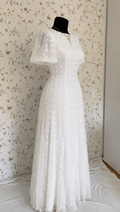 Weißes Maxi-Kleid mit Strukturmuster und ausgestellten Ärmeln