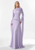 Abendkleid mit Schulterblüte und fließenden Cape-Ärmeln