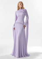 Abendkleid mit Schulterblüte und fließenden Cape-Ärmeln