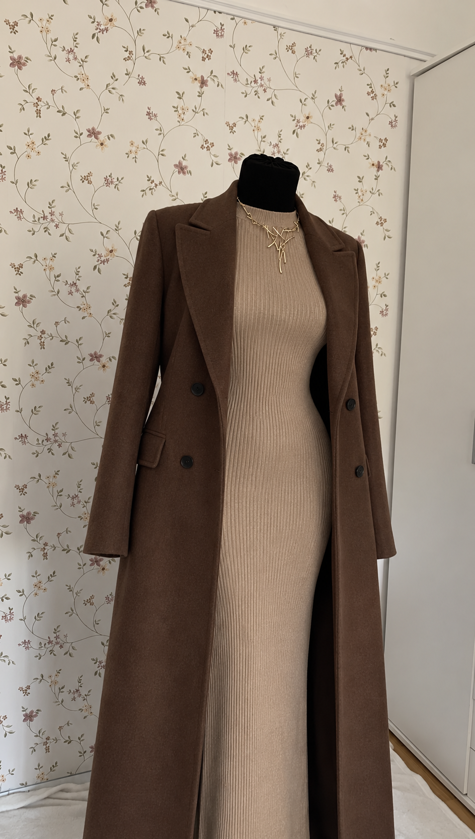 Langarmiges Strickkleid-Set mit braunem Mantel