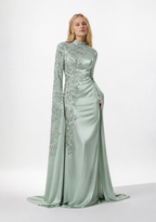 Abendkleid mit Spitzenapplikationen und langen Cape-Ärmeln