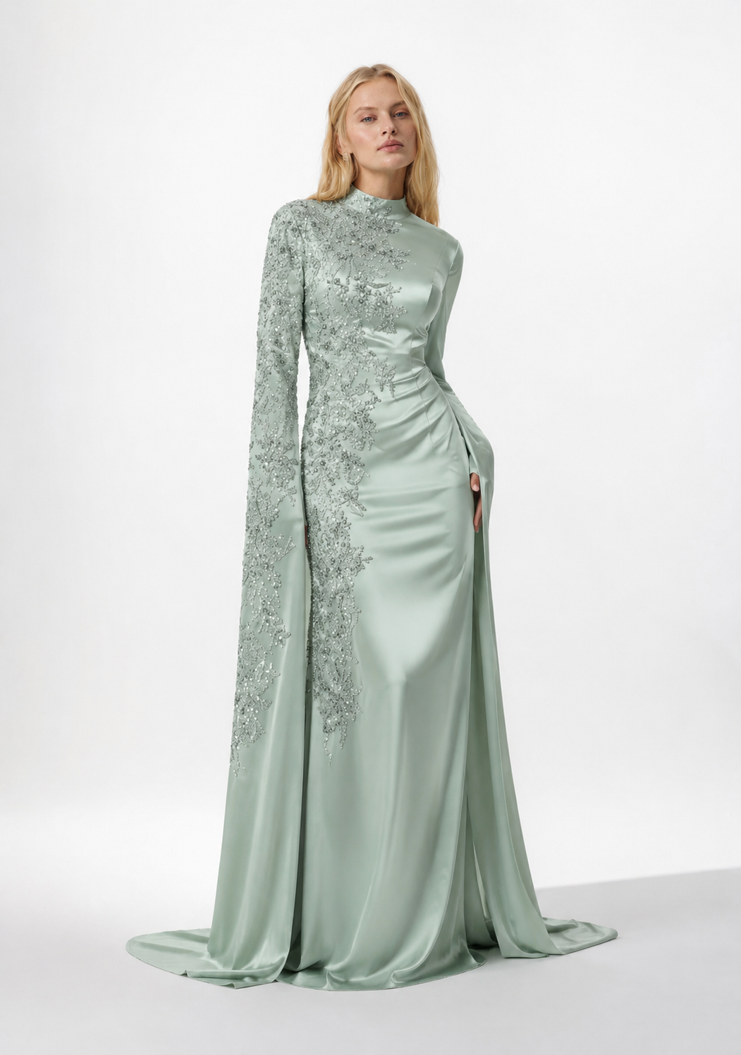 Abendkleid mit Spitzenapplikationen und langen Cape-Ärmeln