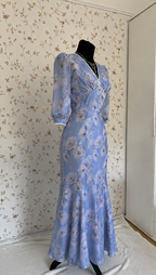 Hellblaues Maxi-Kleid mit großem Blumenmuster