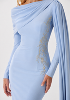 Meerjungfrau-Maxikleid mit asymmetrischem Drapé-Ausschnitt und Cape-Ärmel
