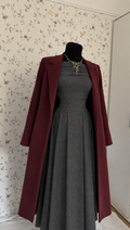 Elegantes graues Langarm-Maxikleid mit bordeauxrotem Mantel