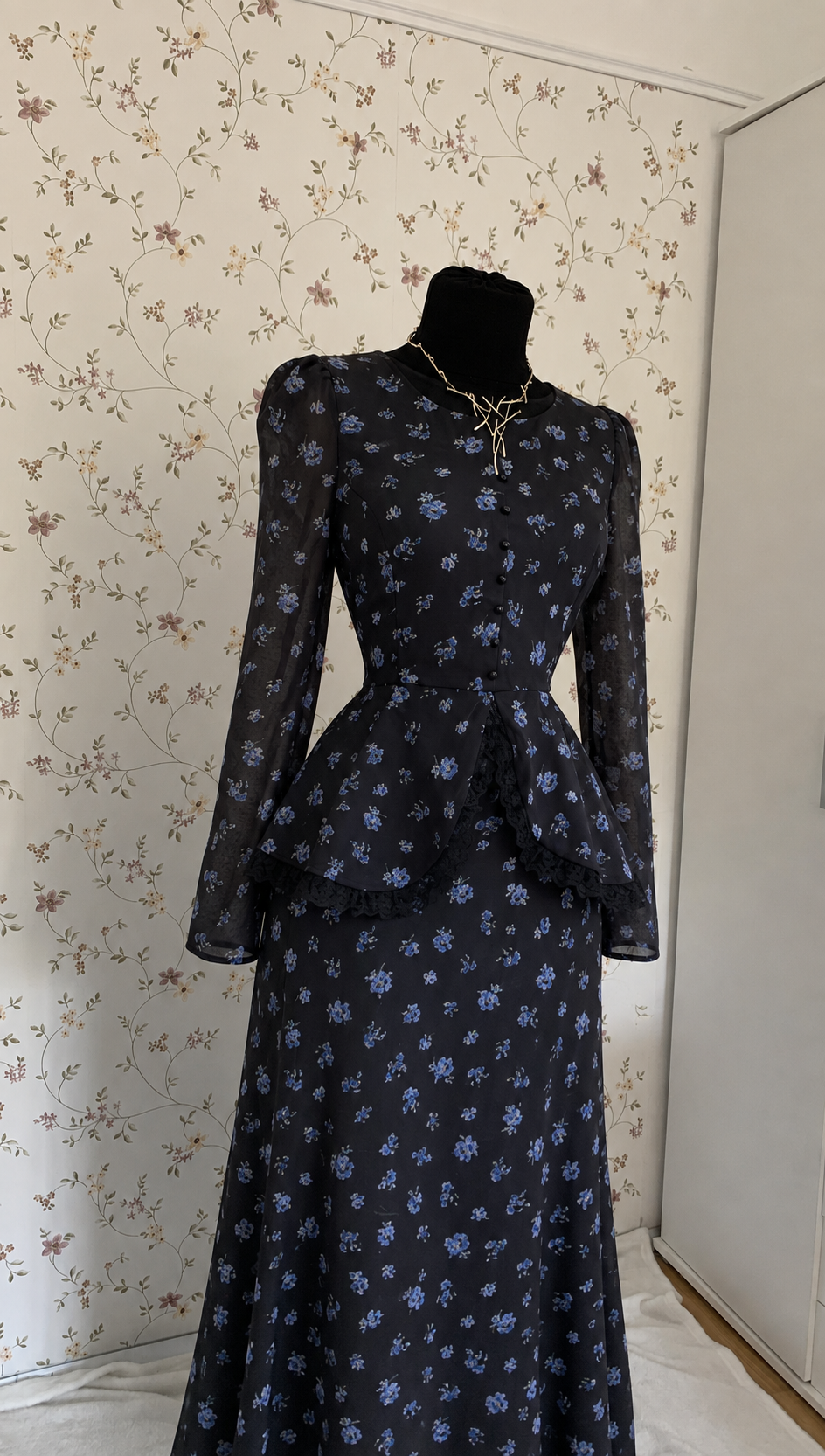 Schwarzes zweiteiliges Maxi-Set mit blauem Blumenmuster