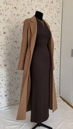 Dunkelbraunes langärmliges Maxikleid mit camelbraunem Mantel – 2-teiliges Set