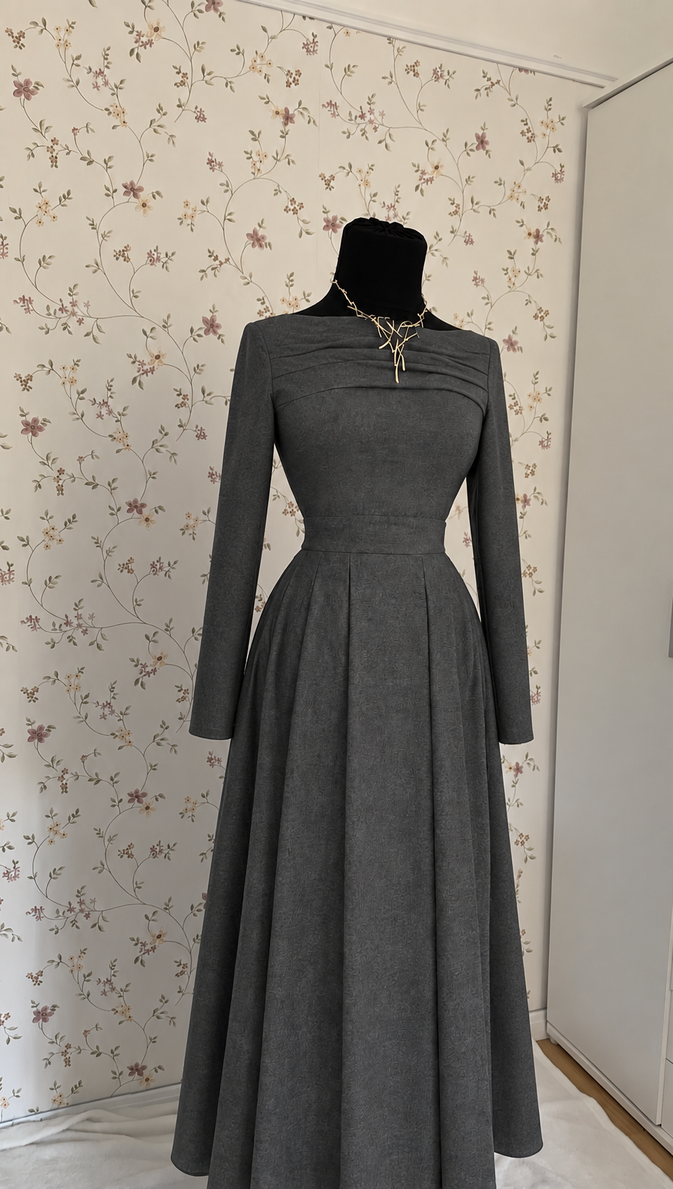 Elegantes graues Langarm-Maxikleid mit bordeauxrotem Mantel