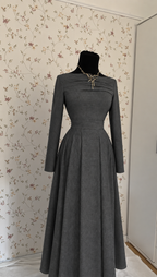 Elegantes graues Langarm-Maxikleid mit bordeauxrotem Mantel
