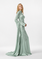 Abendkleid mit Spitzenapplikationen und langen Cape-Ärmeln