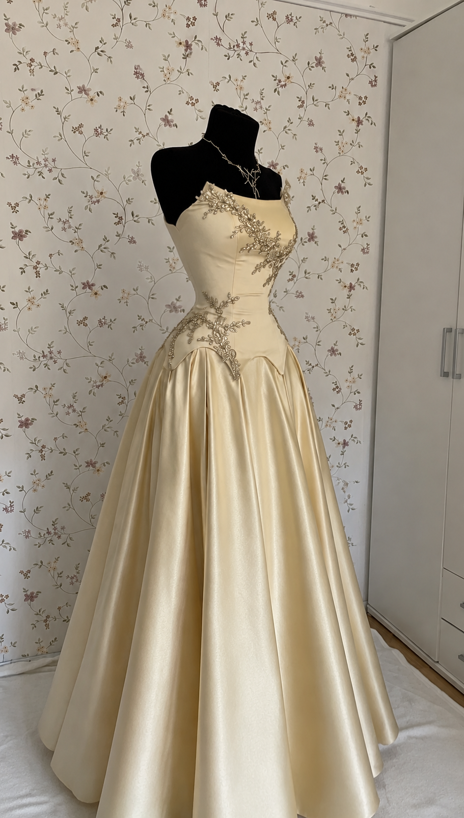 Champagnerfarbenes Satin-Ballkleid mit Perlenstickerei