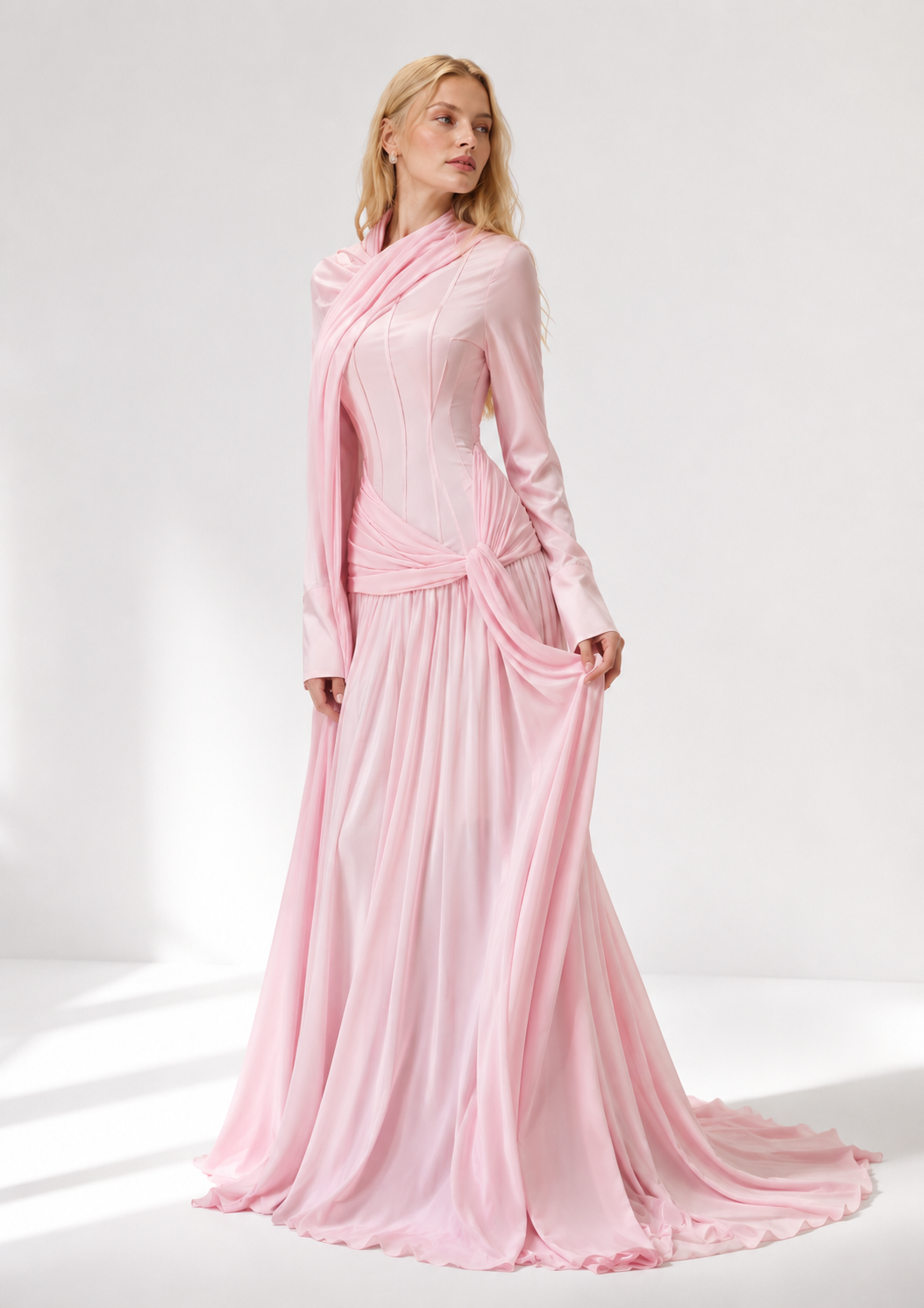 Abendkleid mit drapierter Schulterstola und plissiertem Chiffonrock
