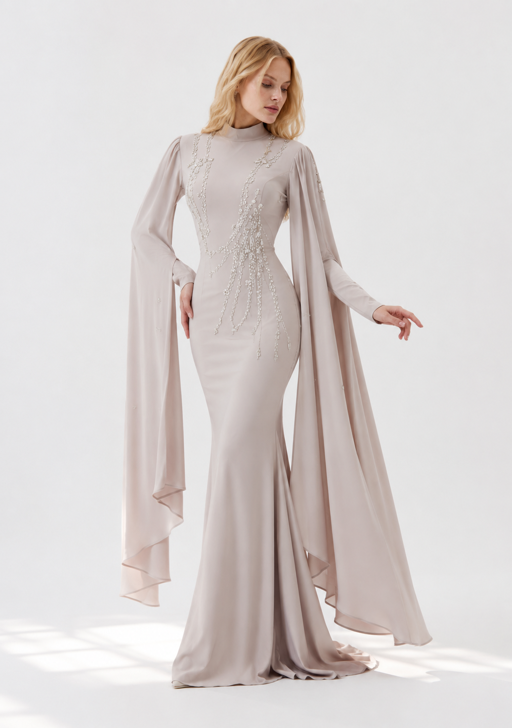Meerjungfrau-Maxikleid mit Cape-Ärmeln und Perlenstickerei
