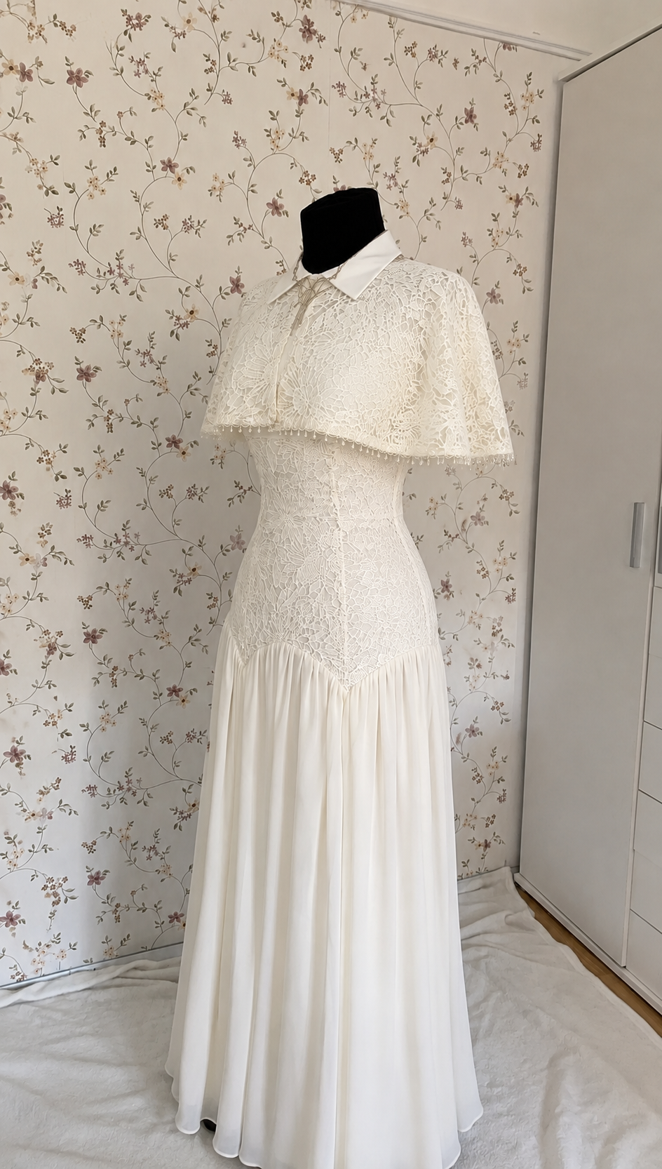 weißes Maxi-Kleid mit Spitze und Cape-Detail