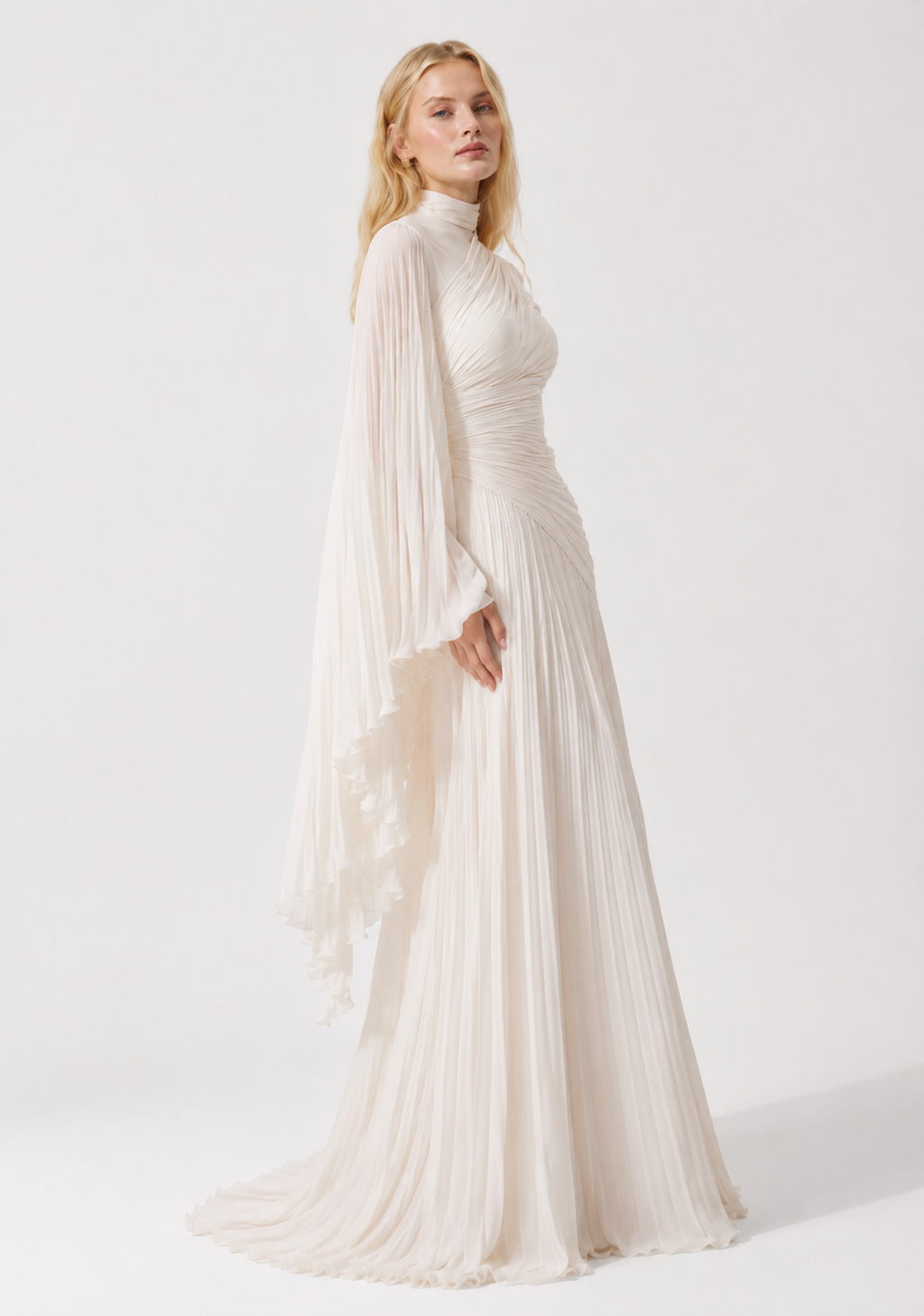Abendkleid mit drapiertem Oberteil und fließenden Ärmel
