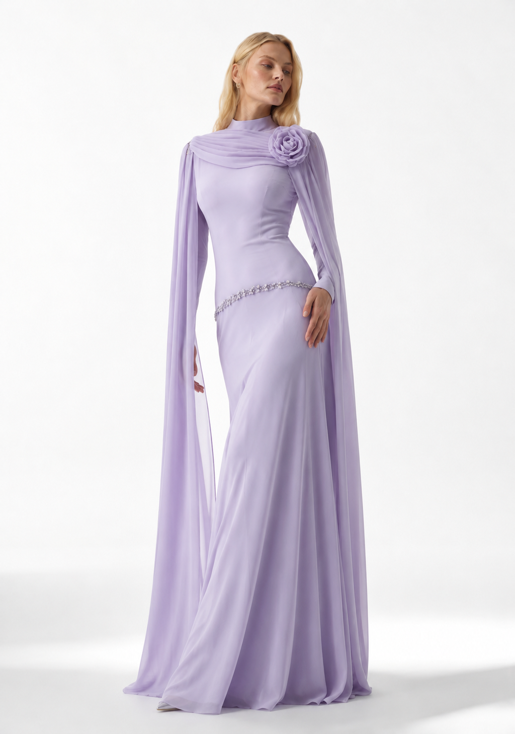 Abendkleid mit Schulterblüte und fließenden Cape-Ärmeln