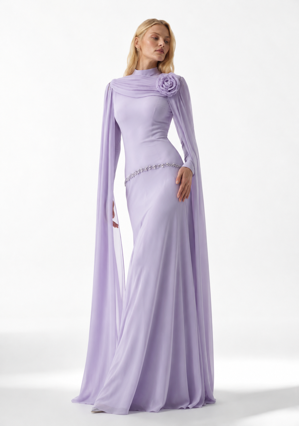 Abendkleid mit Schulterblüte und fließenden Cape-Ärmeln