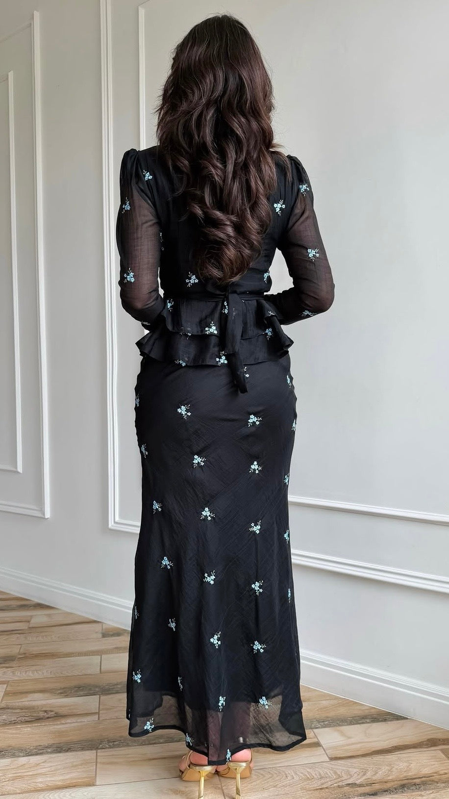 Schwarzes Maxi-Set mit blauem Blumenmuster