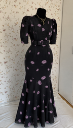 Schwarzes Maxi-Kleid mit rosafarbenem Rosenmuster