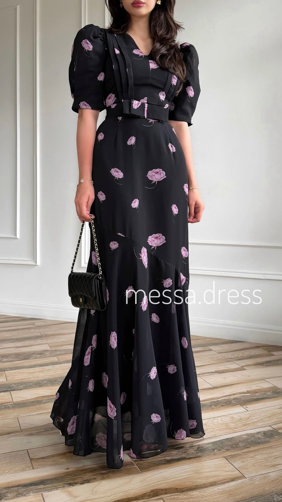 Schwarzes Maxi-Kleid mit rosafarbenem Rosenmuster