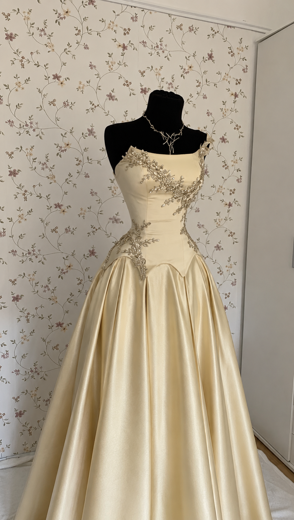 Champagnerfarbenes Satin-Ballkleid mit Perlenstickerei