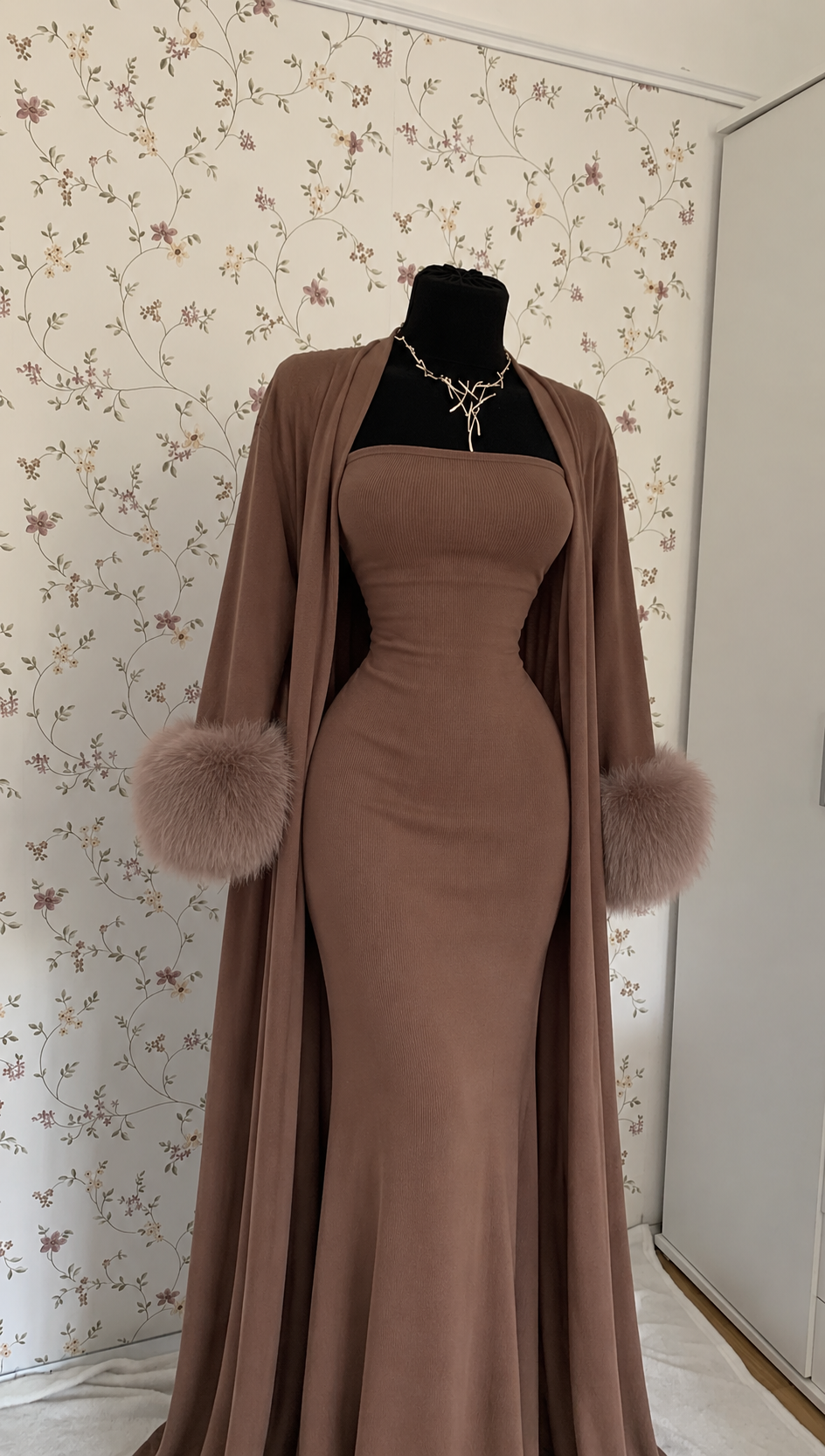 Taupefarbenes Maxikleid mit langem Cardigan und Fellbesatz