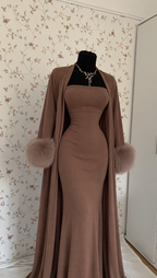 Taupefarbenes Maxikleid mit langem Cardigan und Fellbesatz
