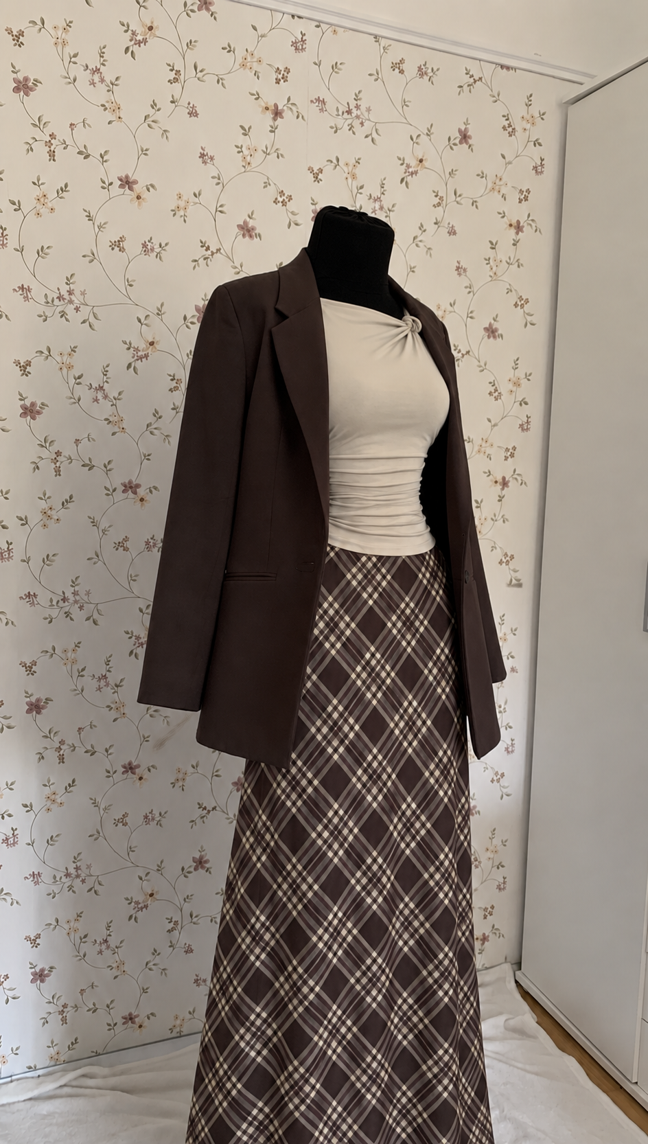 Elegantes 3-teiliges Outfit mit kariertem Maxirock & braunem Blazer