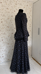 Schwarzes zweiteiliges Maxi-Set mit blauem Blumenmuster
