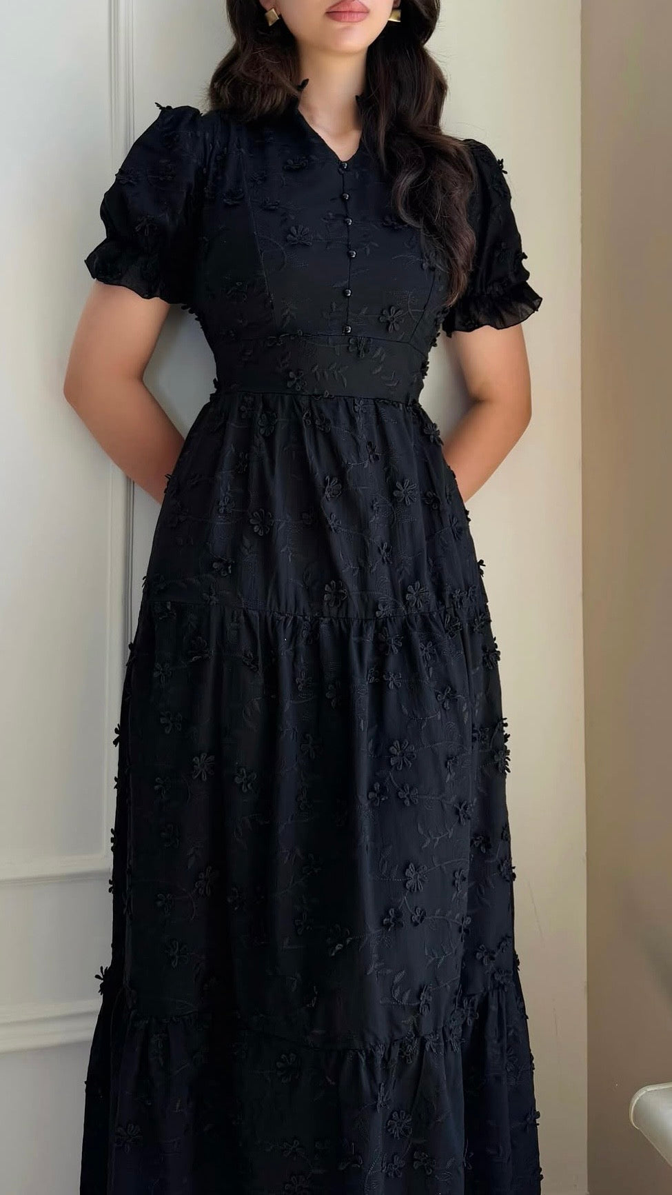 Schwarzes Maxi-Kleid mit Strukturmuster und Stufenrock