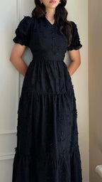 Schwarzes Maxi-Kleid mit Strukturmuster und Stufenrock