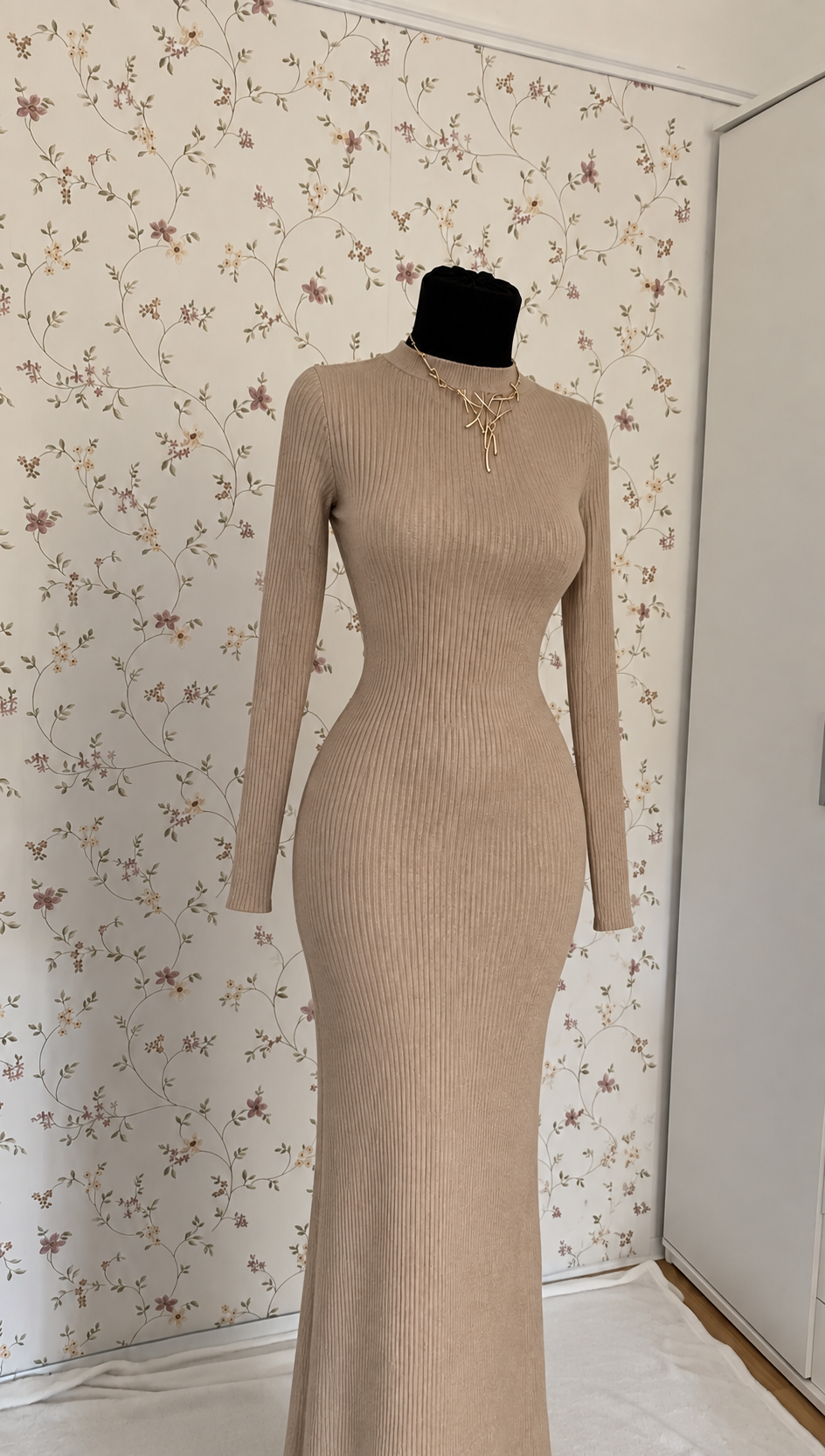 Langarmiges Strickkleid-Set mit braunem Mantel