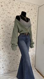 Graues Top mit Schlagjeans, Strickcardigan & Gürtel – 4-teiliges Set