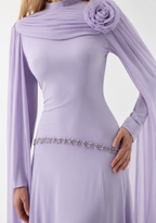 Abendkleid mit Schulterblüte und fließenden Cape-Ärmeln