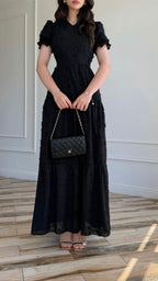 Schwarzes Maxi-Kleid mit Strukturmuster und Stufenrock