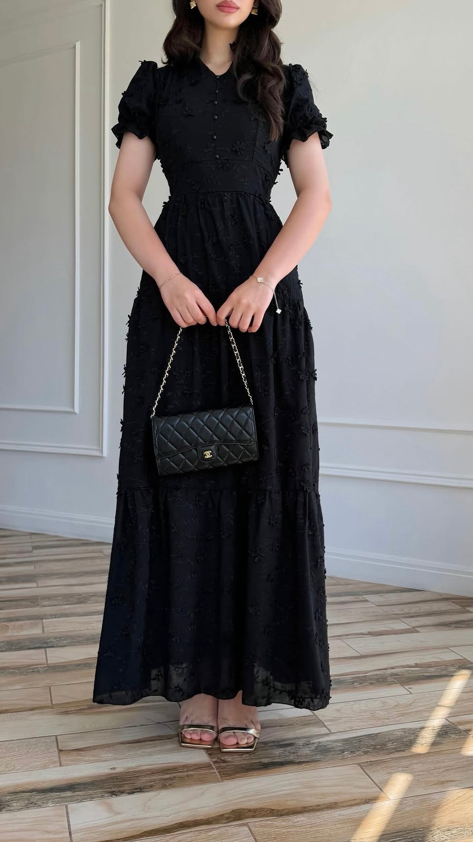 Schwarzes Maxi-Kleid mit Strukturmuster und Stufenrock