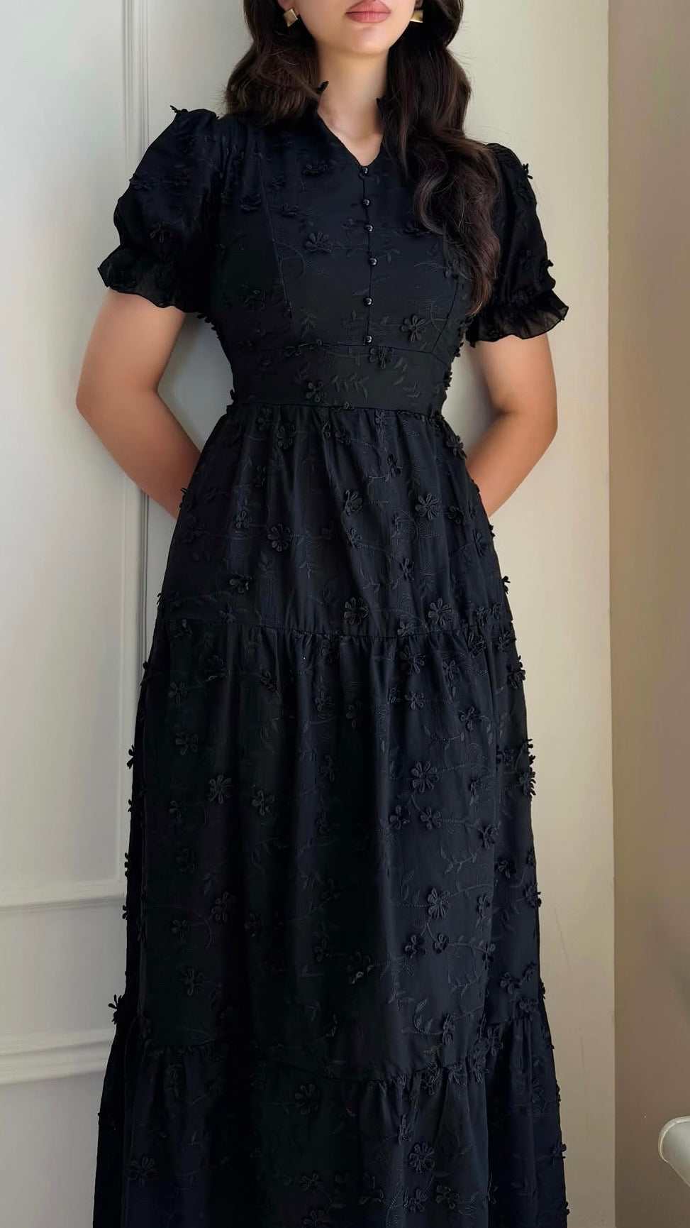 Schwarzes Maxi-Kleid mit Strukturmuster und Stufenrock