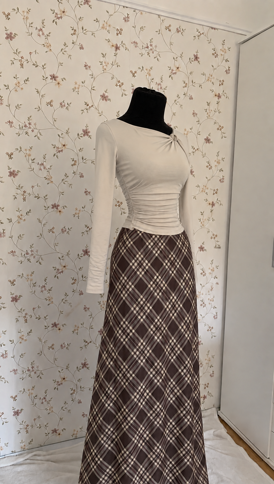 Elegantes 3-teiliges Outfit mit kariertem Maxirock & braunem Blazer