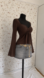 Braunes langärmliges Drapier-Oberteil mit grauem Jeansrock & Kettengürtel – 3-teiliges Set